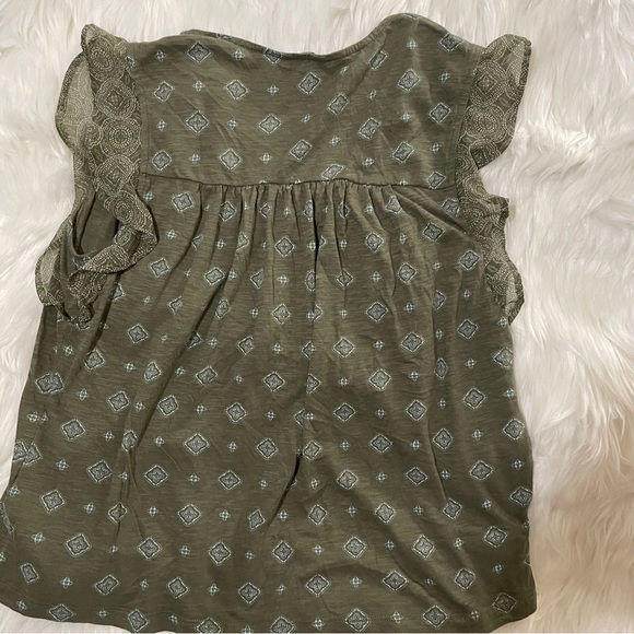 Lucky Brand top with flutter sleeves olive green medium - Picture 9 of 11